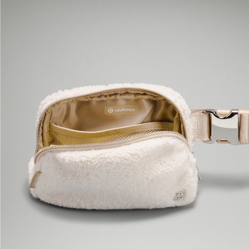 Lululemon • Everywhere Belt Bag Fleece - Picture 5 of 14